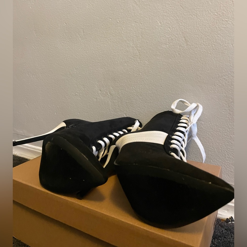 Black & white sexy high heel booty